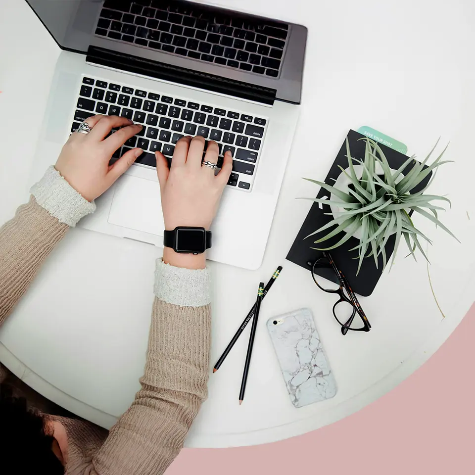 Femme qui travaille devant un ordinateur. Leïla Talbi – branding et stratégie digitale à Lens