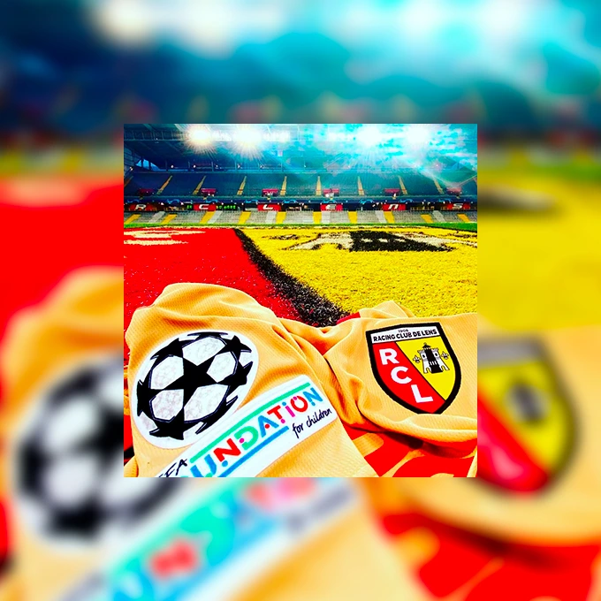 Maillot et blason du Racing club de Lens sur la pelouse du stade Bollaert-Delelis