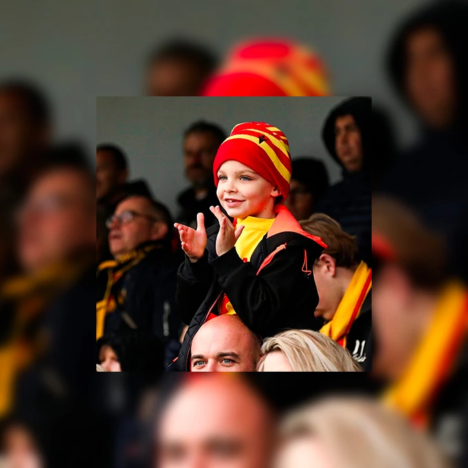 Jeune supportrice du Racing club de Lens