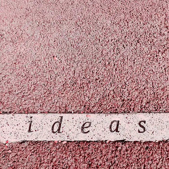 Mot « ideas » inscrit sur le bitume Mot "ideas" inscrit sur le bitume