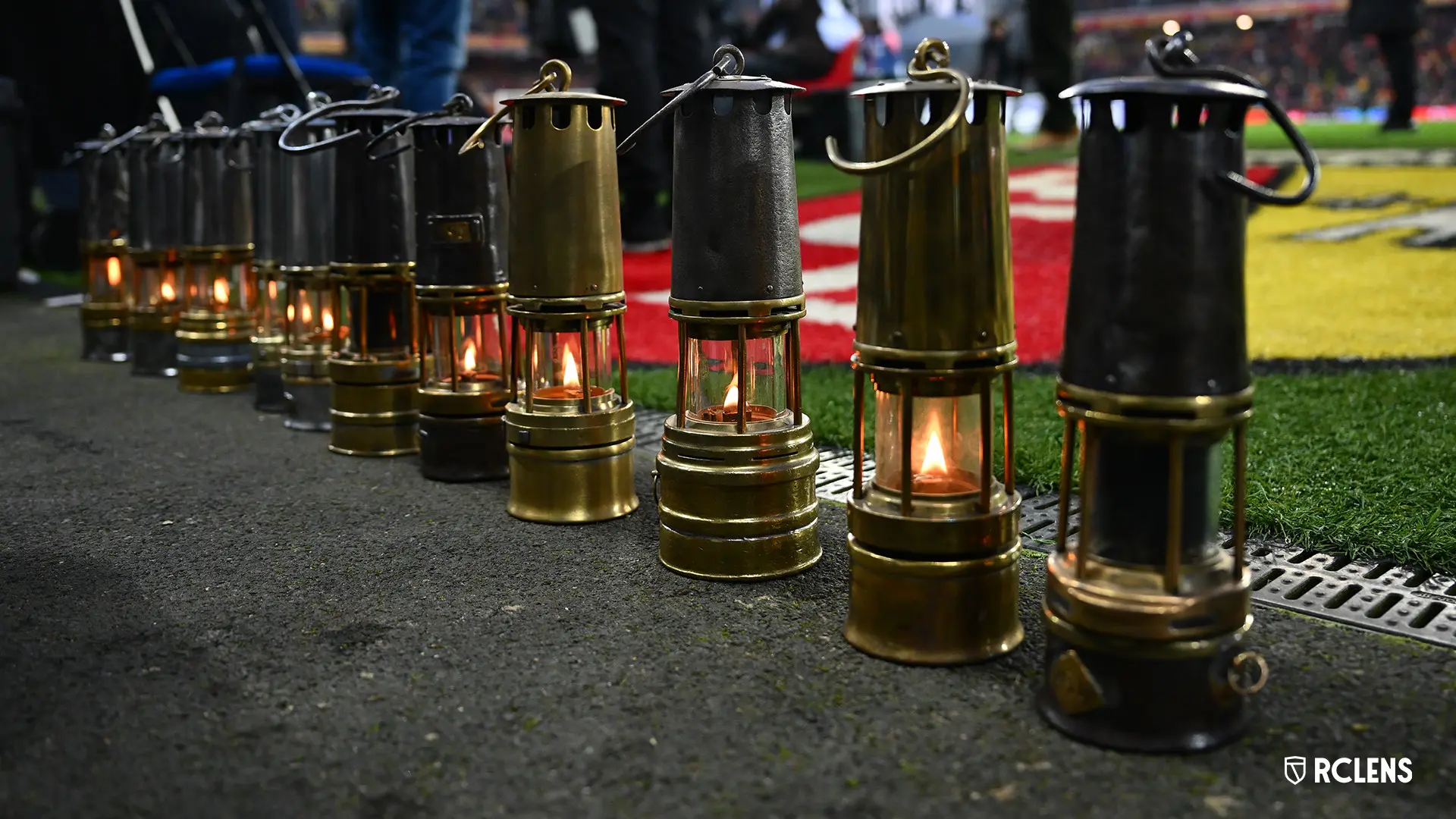 Lampes de mineur posé sur le terrain du stade Bollaert-Delelis du Racing Club de Lens Lampes de mineur posé sur le terrain du stade Bollaert-Delelis du Racing Club de Lens
