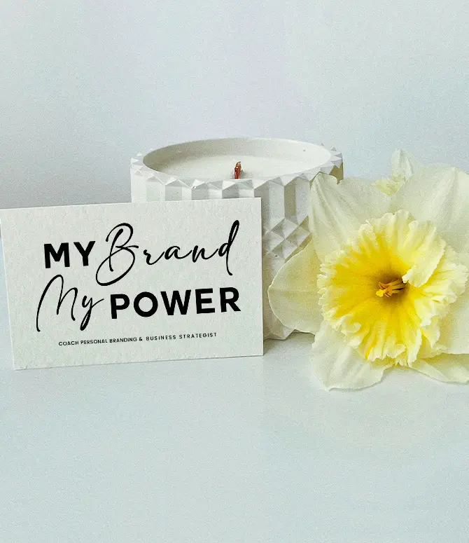 Mockup carte de visite avec logo My brand my power by Khadija Keddou avec des fleurs et une bougie