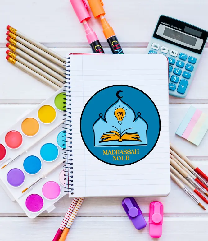 Mockup logo Madrassah avec des fournitures scolaires