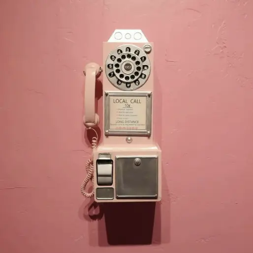 Téléphone accroché au mur pour contacter