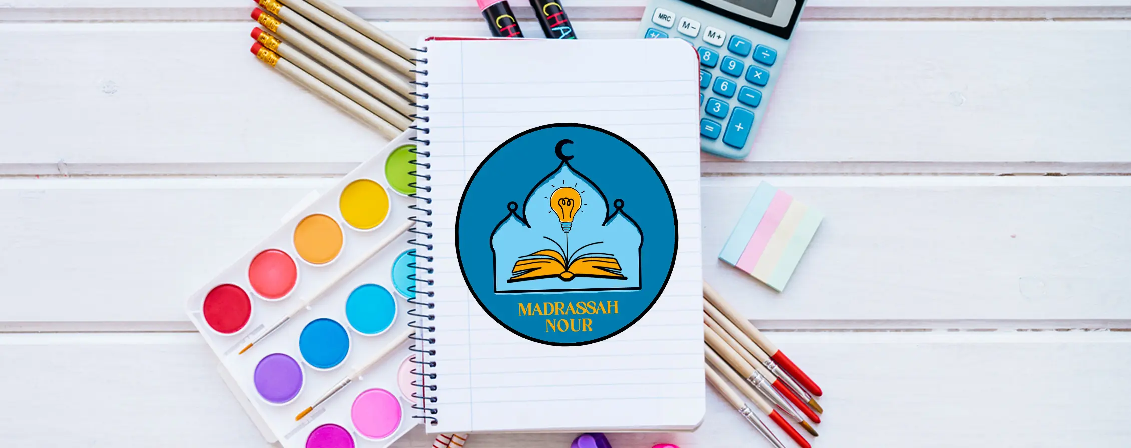 Mockup logo Madrassah avec des fournitures scolaires pour illustrer un article de blog