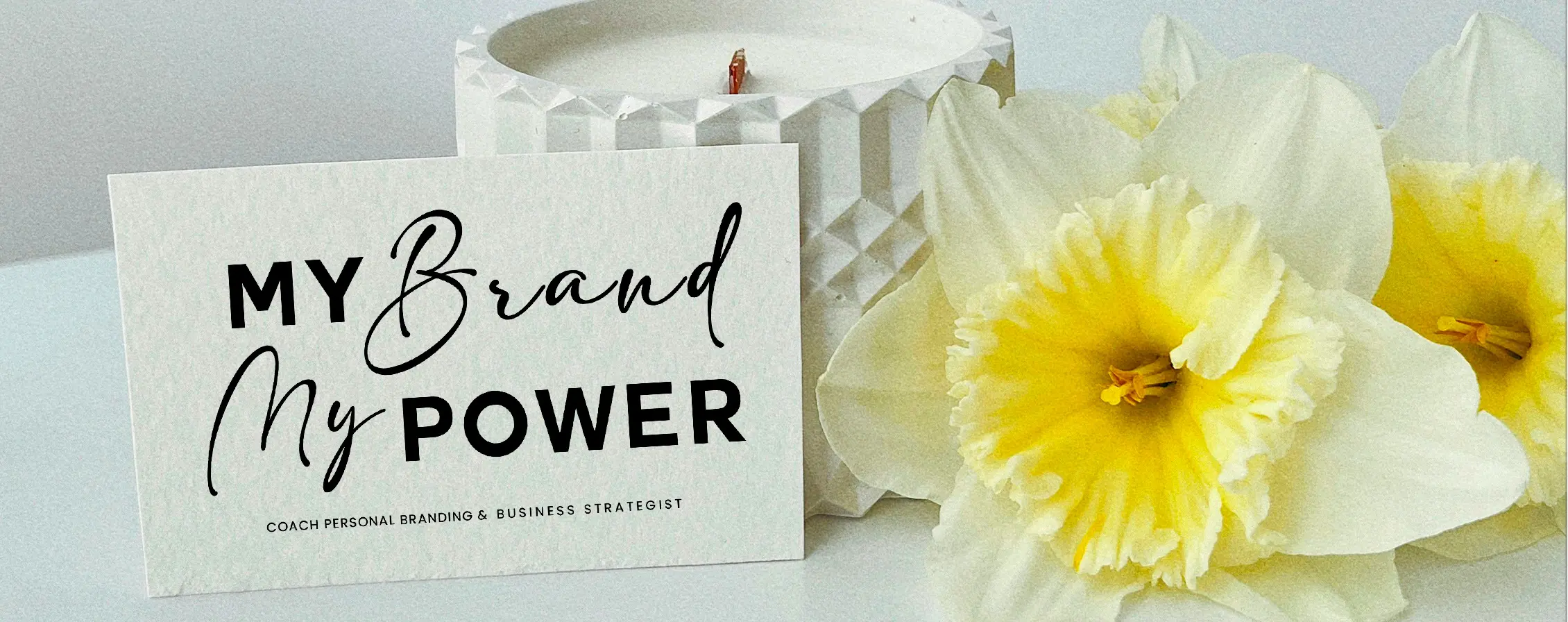 Mockup carte de visite avec logo My brand my power by Khadija Keddou avec des fleurs et une bougie pour illustrer un article de blog