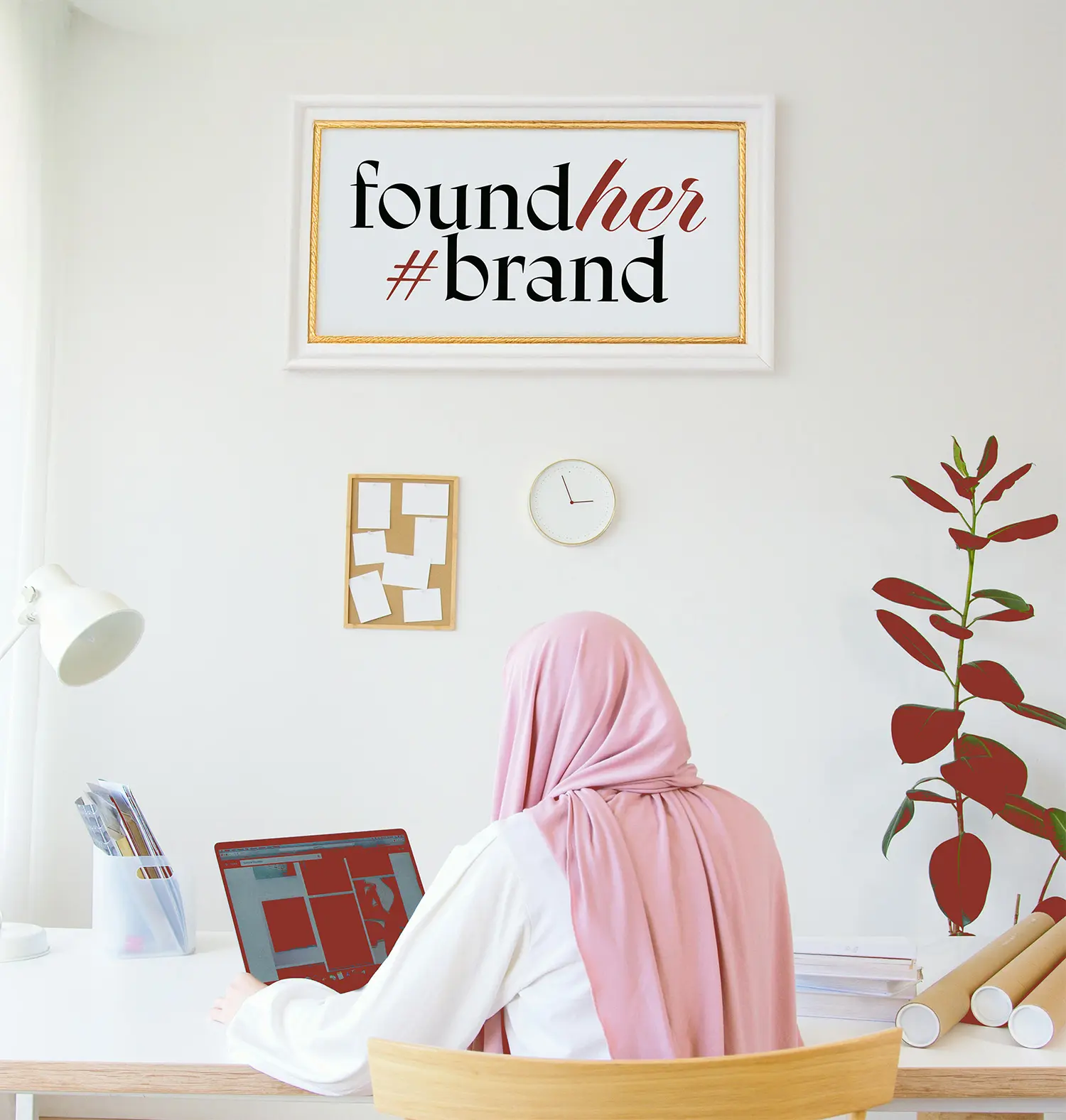 Leïla Talbi, créatrice de Found her #brand travaille devant un ordinateur une stratégie digitale de marque Leïla Talbi, créatrice de Found her #brand travaille devant un ordinateur une stratégie digitale de marque